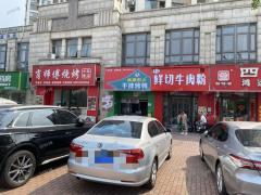 十字路口 拐角店 临近两个中学 也是小区出入口的位置
