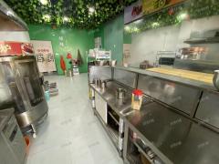 十字路口 拐角店 临近两个中学 也是小区出入口的位置