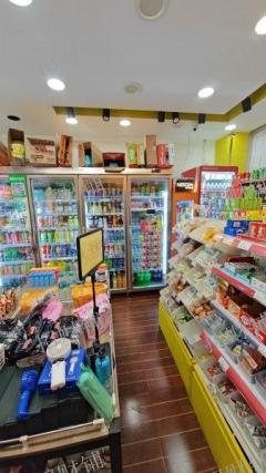 一万多人大学 三年老店 超市转让 日营业额4000左右