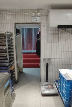 地铁口 蜜雪冰城隔壁临榆炸鸡 日营业额2500  上下两层 周边品牌店扎堆