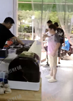 小区门口第一家早餐店  开了6年 只做早上一餐 能做1000多 楼上可住人