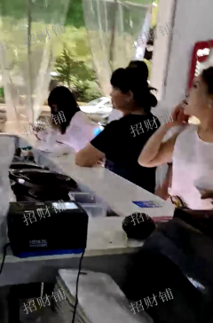 小区门口第一家早餐店  开了6年 只做早上一餐 能做1000多 楼上可住人