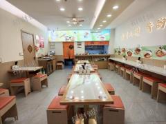 公寓写字楼下 面馆转让 开了一年半门宽6米 门口可外摆 附近有学校，酒店，地铁口，大型超市