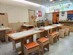 公寓写字楼下 面馆转让 开了一年半门宽6米 门口可外摆 附近有学校，酒店，地铁口，大型超市