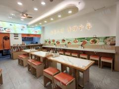 公寓写字楼下 面馆转让 开了一年半门宽6米 门口可外摆 附近有学校，酒店，地铁口，大型超市