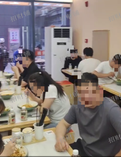 公寓写字楼下 面馆转让 开了一年半门宽6米 门口可外摆 附近有学校，酒店，地铁口，大型超市