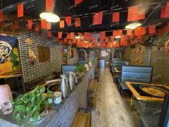 双小区门口 门宽8米 上下两层餐饮店出租 一楼三个卡间 二楼两个包厢