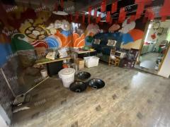 双小区门口 门宽8米 上下两层餐饮店出租 一楼三个卡间 二楼两个包厢