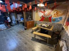 双小区门口 门宽8米 上下两层餐饮店出租 一楼三个卡间 二楼两个包厢
