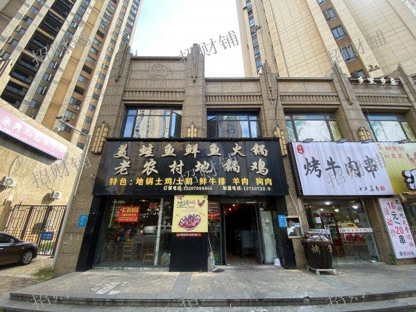 双小区门口 门宽8米 上下两层餐饮店出租 一楼三个卡间 二楼两个包厢