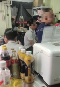 小区门口  双门头 开了两年 早餐店 只做早餐 日营业额1000多