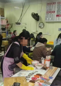 小区门口  双门头 开了两年 早餐店 只做早餐 日营业额1000多
