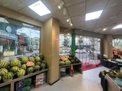 拐角三门头 门宽16米  水果店转让 日营业额3000~6000左右