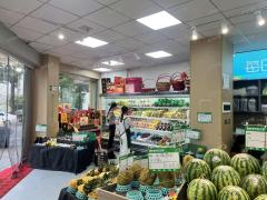 拐角三门头 门宽16米  水果店转让 日营业额3000~6000左右