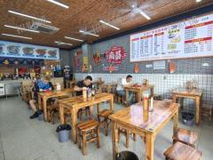 双门头 猪脚饭店 开了一年多 日营业额3000左右 附近有成熟社区 学校 和工厂