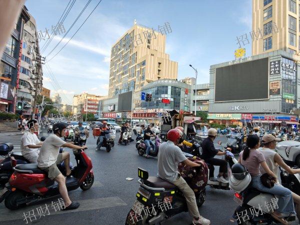 珠宝街小吃店  通三相电  附近游客不断  接受空转