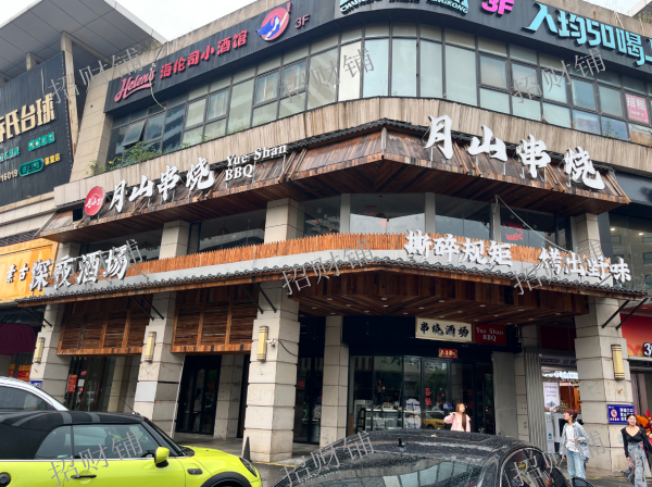 双门头 拐角烧烤店  门宽20米   日营业额一万左右 可接天然气