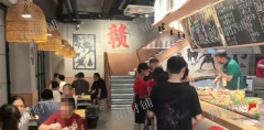 双门头 拐角烧烤店  门宽20米   日营业额一万左右 可接天然气