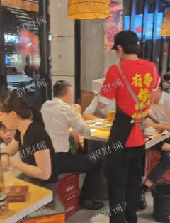 双门头 拐角烧烤店  门宽20米   日营业额一万左右 可接天然气
