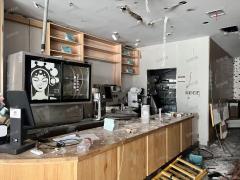 万达金街临街一楼 房东直租 门宽20米 隔壁是星巴克