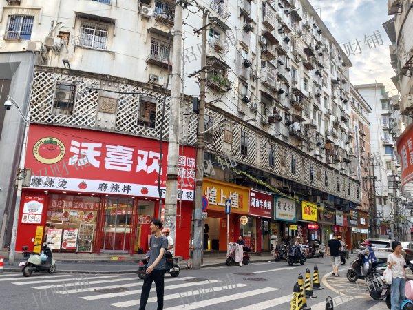 八一馆地铁口旁 拐角麻辣烫店  展示面8.5米 门口可外摆 带阁楼   
