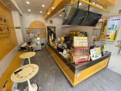 中学正大门口奶茶汉堡店转让 隔壁是吖嘀零食和蜜雪，靠近小区出入口 可整转也可空转