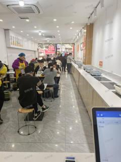 工厂门口 快餐店 日营业额2000多 转1.8万 靠近蜜雪冰城