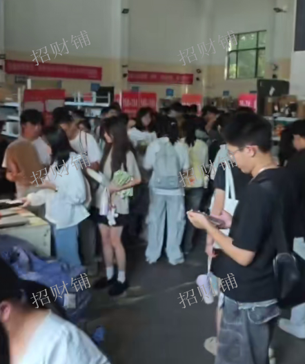 3万多人大学 校内全新休闲娱乐街区少量位置招租，已入住吖嘀零食