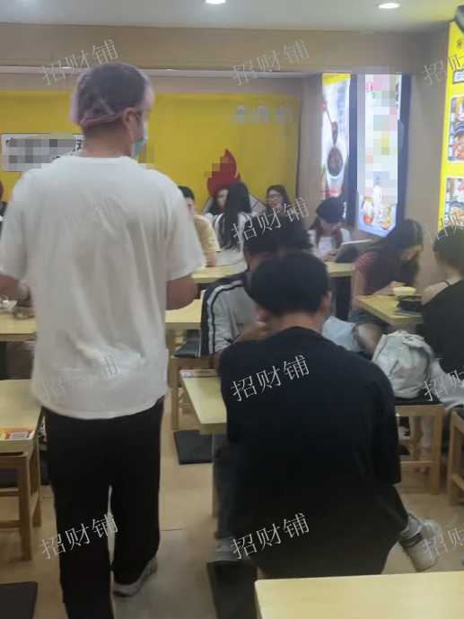 1.5万人大学校内唯一商业街 开了三年的餐饮店转 日营业额3000多